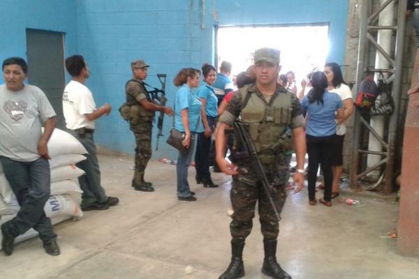 Ninguno de los asistentes podía abandonar el salón sin ser revisado. (Foto Prensa Libre: Óscar González)