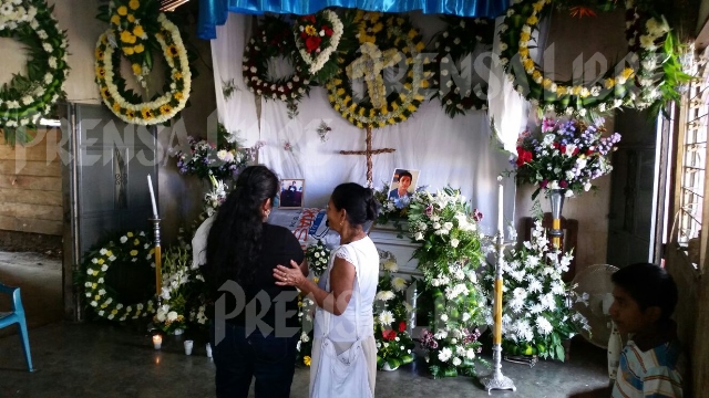 El féretro de Qaini Bonilla en El Tecomatillo, San Marcos. (Foto Prensa Libre: Alexander Coyoy)