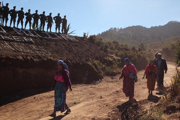 Soldados vigilan zona de conflicto en Villa Nueva, Ixchiguán, San Marcos. (Foto Prensa Libre: Aroldo Marroquín)