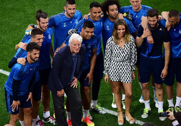 El actor Richard Gere poso para la foto con los jugadores del Real Madrid. (Foto Prensa Libre: AFP)