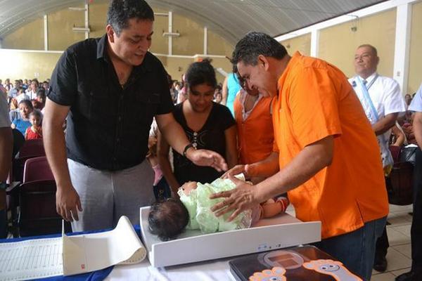 Niños son pesados y medidos como parte del control de su recuperación de la desnutrición, en Coatepeque, Quetzaltenango. (Foto Prensa Libre: Édgar Girón)