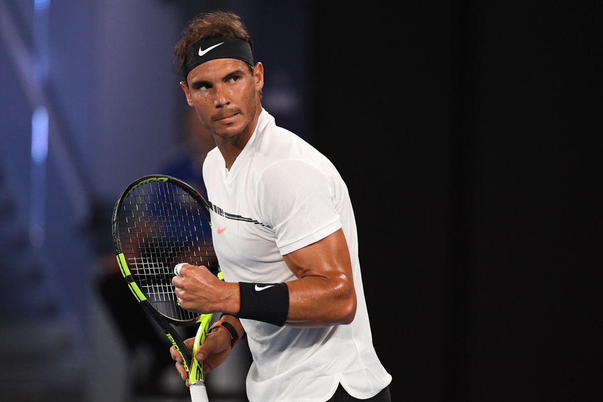 El español Rafael Nadal celebra después de lograr un punto en el juego contra Gael Monfils. (Foto Prensa Libre: AFP)