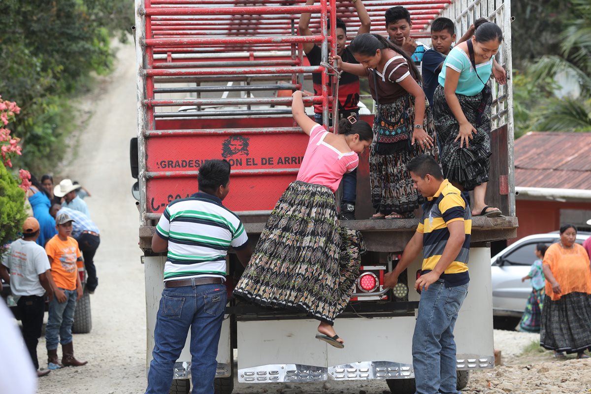 Varias personas fueron llevadas a los centros de votación en transporte pesado.