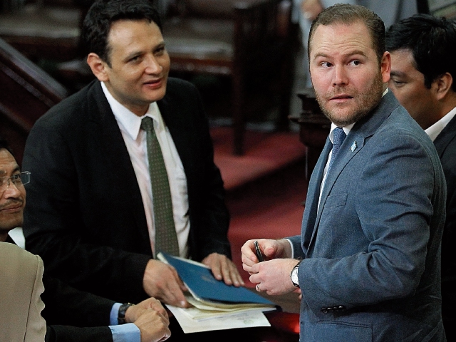 El diputado Álvaro Arzú Escobar —derecha— no dio declaraciones sobre su posible candidatura para presidir el Congreso. (Foto: Alvaro Interiano)