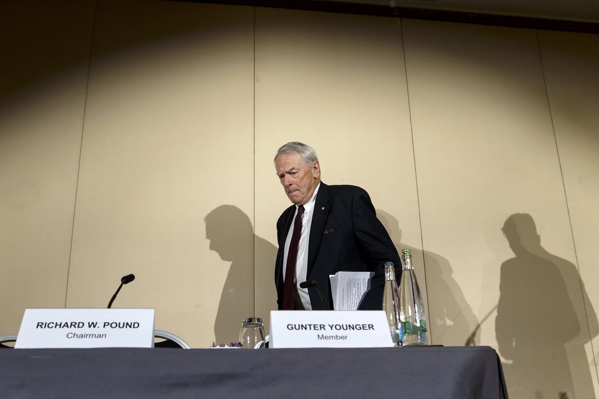 El presidente de la Comisión Independiente de la (AMA), el canadiense Richard Pound, presenta un informe elaborado por la Comisión en Ginebra. (Foto Prensa Libre: EFE)