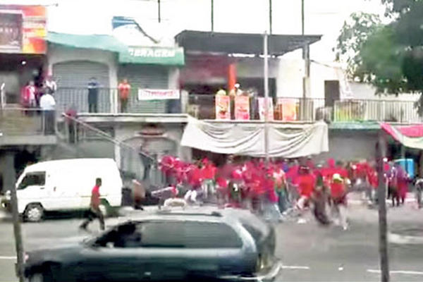 El 27  de abril último, un grupo de la porra roja habría matado a golpes a un aficionado crema, a inmediaciones del Trébol.