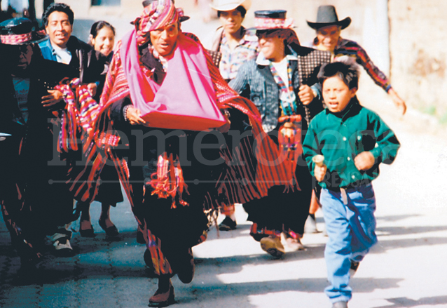 La corrida del niño se realiza en varios municipios, en especial en Patzún, Chimaltenango. (Foto: Edwin Castro).