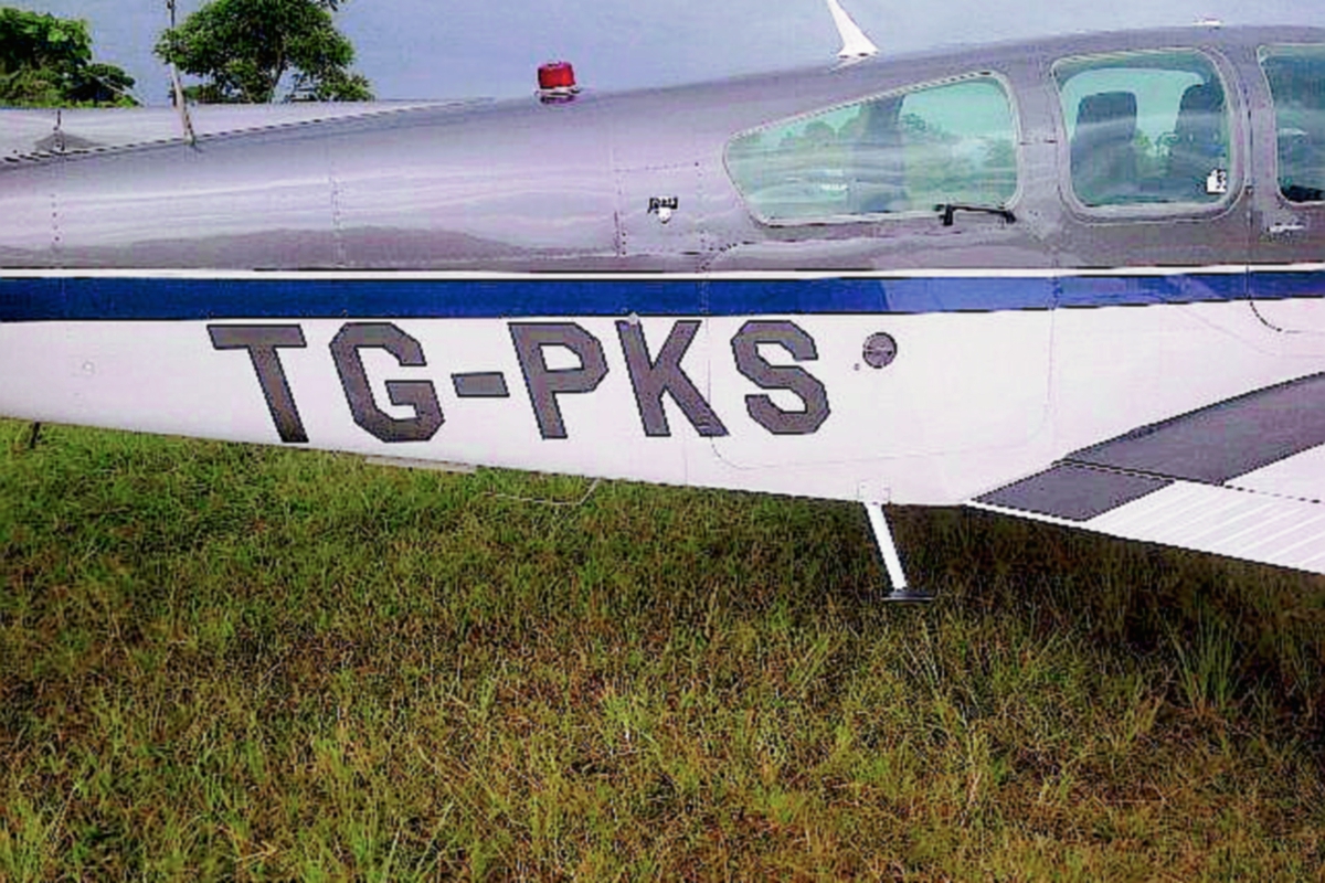 Avioneta que fue localizada en Chisec, Alta Verapaz. (Foto Prensa Libre: @mingobguate)