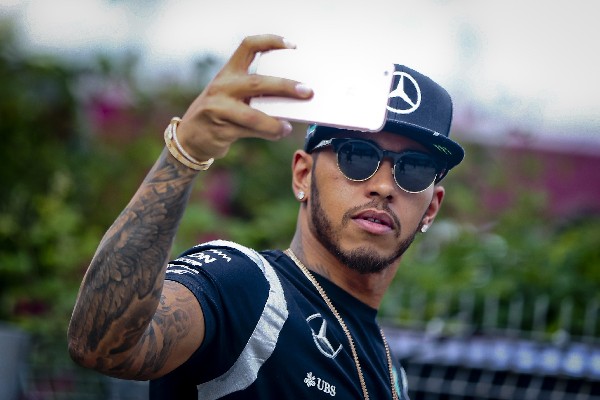 El piloto británico Lewis Hamilton se hace un selfie, en el circuito internacional de Shanghái, China. (Foto Prensa Libre: EFE)