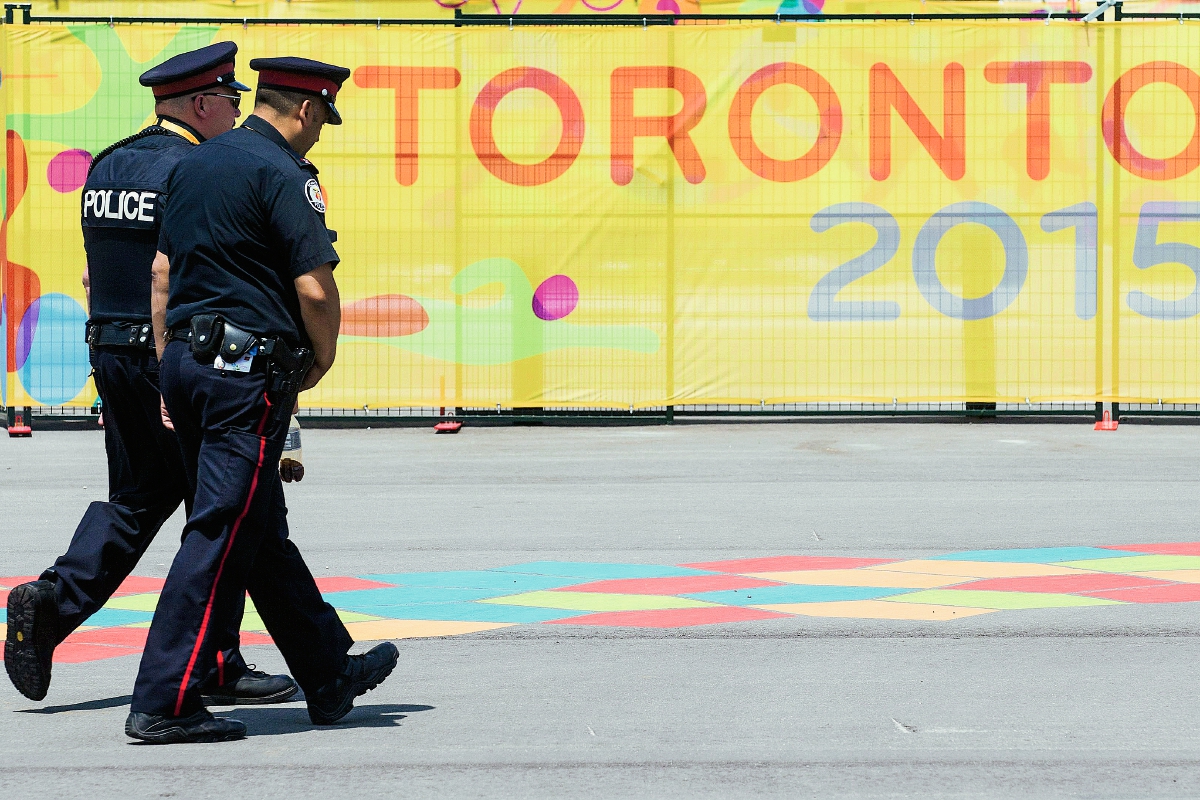 Policias de Toronto caminan a las afueras de la Villa Panamericana previo a la inauguración de los Juegos. (Foto Prensa Libre:AP)