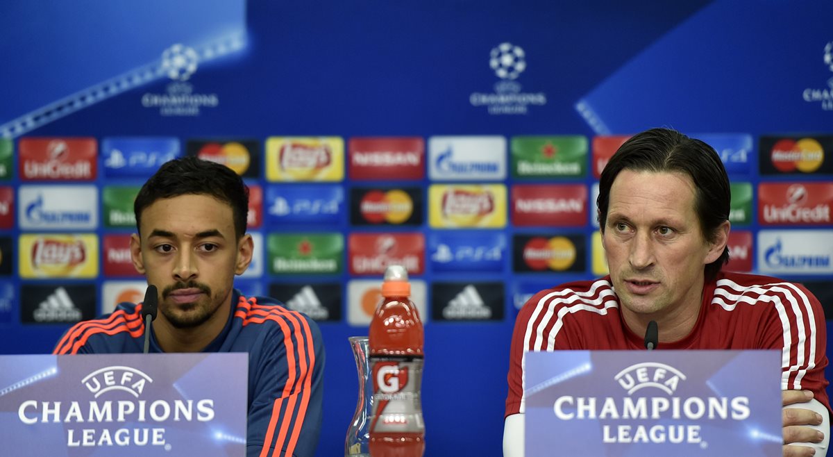 El técnico del Bayer Leverkusen Roger Schmidt y el defensa Karim Bellarabi durante la conferencia de prensa previa al juego ante el Barsa. (Foto Prensa Libre: AP)