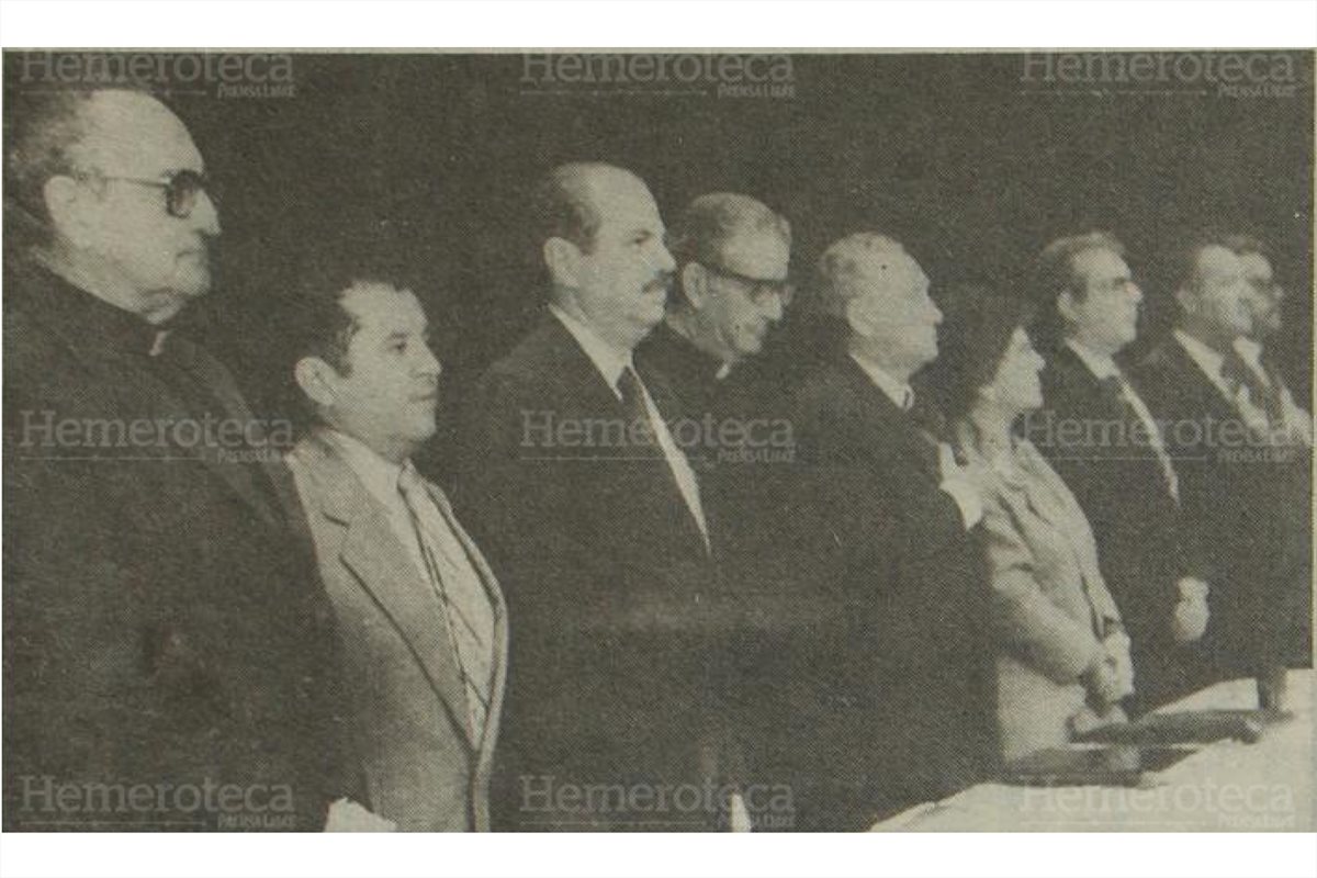 2/3/1989 Juan Gerardi, Francisco Luis Gordillo, Jorge Serrano, Roberto Carpio, Tere de Zarco, Mario Permuth, Leopoldo Sandoval y Eduardo Villatoro, de Comisión Nacional de Reconciliación. (Foto: Hemeroteca PL)