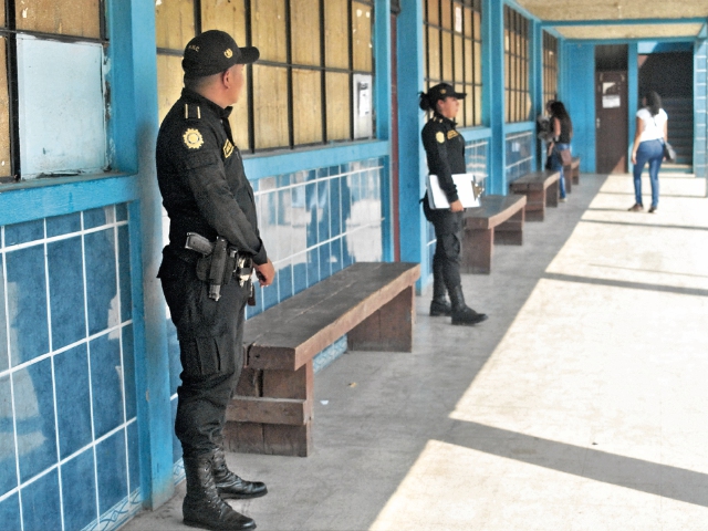 Agentes de la PNC resguardan el plantel, ubicado frente al estadio de Sanarate, El Progreso.(Foto Prensa Libre: Hugo Oliva)