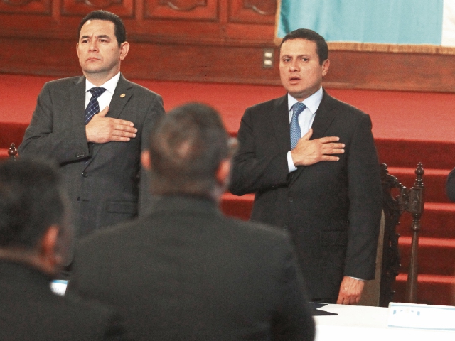 El presidente Jimmy Morales; el canciller Carlos Raúl Morales, durante la presentación de la estrategia para la prevención de la migración irregular y atención a migrantes guatemaltecos y sus familias, el 6 de marzo, en el Palacio Nacional. (Foto Prensa Libre: Álvaro Interiano)