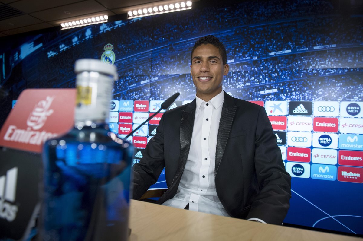 Raphael Varane compartió su sentir luego de renovar con el Real Madrid hasta el 30 de junio de 2022. (Foto Prensa Libre: EFE)