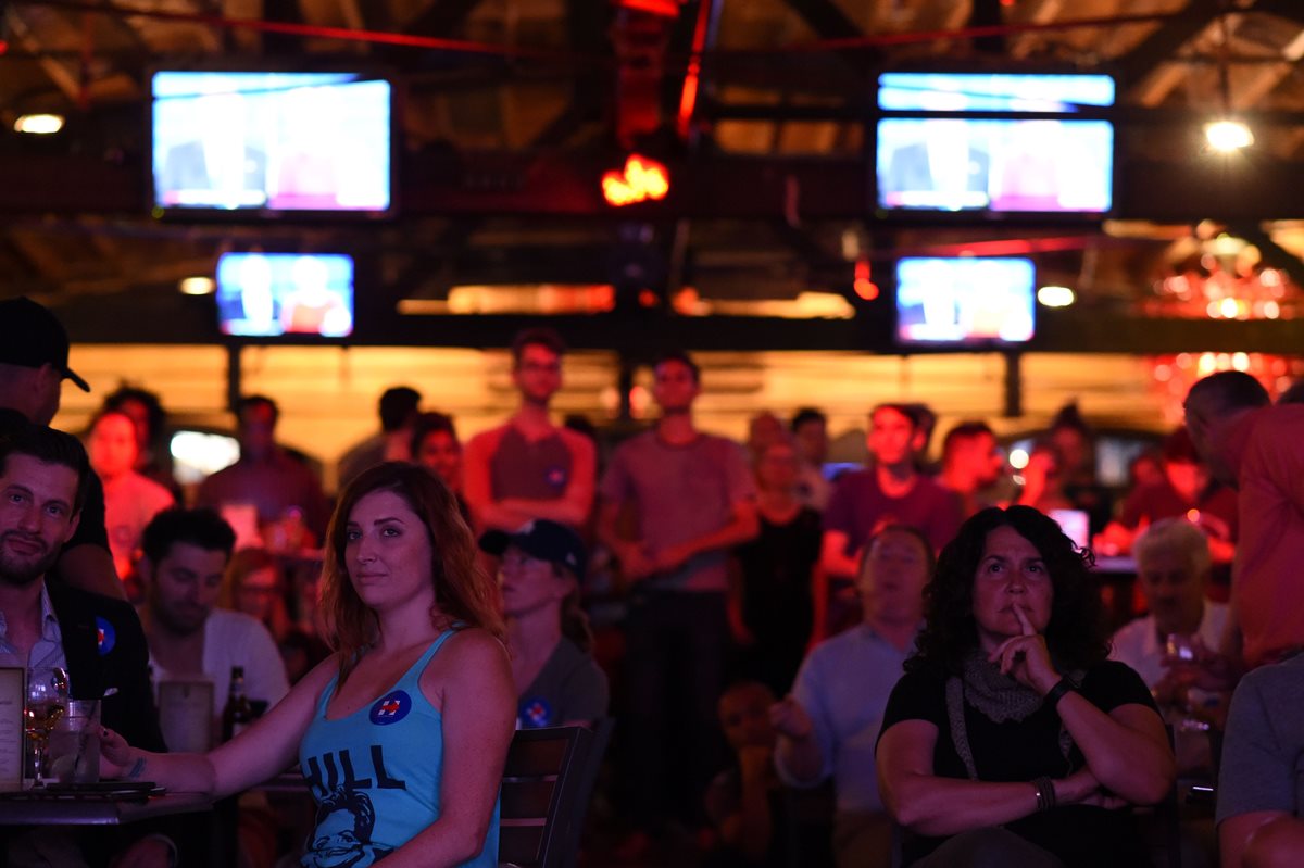 Seguidores de Hillary Clinton ven el debate presidencial en un bar de West Hollywood, California. (Foto Prensa Libre: AFP)