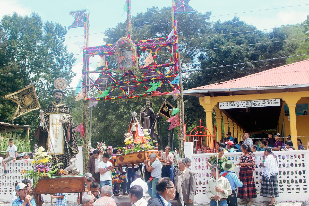 Imágenes religiosas efectúan su recorrido en una de las calles de Cobán, Alta Verapaz.  (Foto Prensa Libre: Ángel Tax)