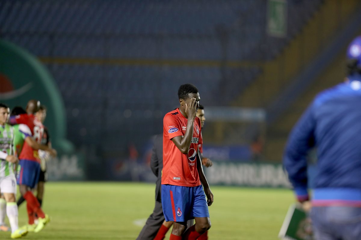 El defensor hondureño de Municipal, Denniss Elías López, no puede ocultar su frustración, luego de que el campeón Antigua GFC los derrotara a domicilio, el viernes último (Foto Prensa Libre: Carlos Vicente)