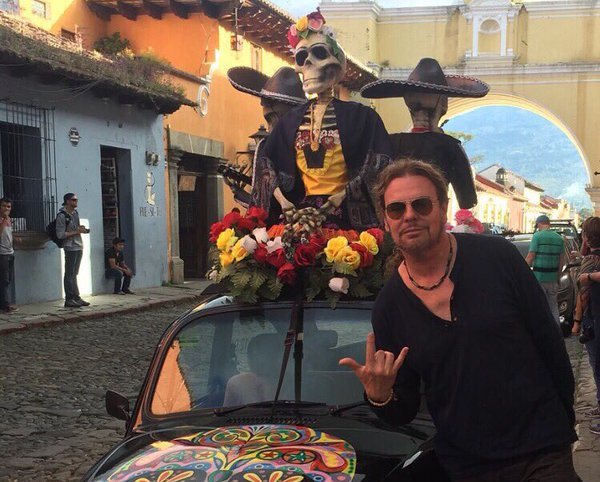 Fher Olvera posó en las calles de la Antigua Guatemala. (Foto Prensa Libre: Twitter / @Manáoficial)