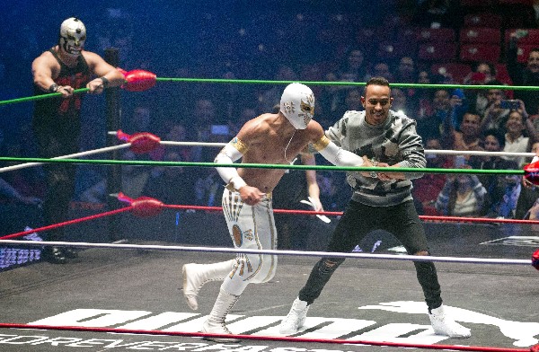 El piloto británico Lewis Hamilton aprovechó para presenciar y practicar un poco de lucha libre, en México. (Foto Prensa Libre: AP)