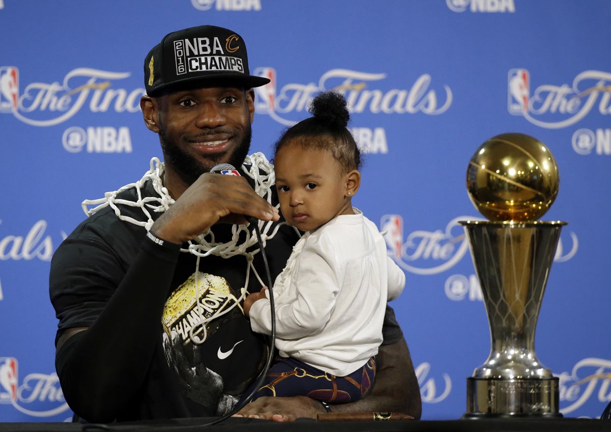 LeBron James recibe reconocimiento por su gran labor en el 2016. (Foto Prensa Libre: AP)