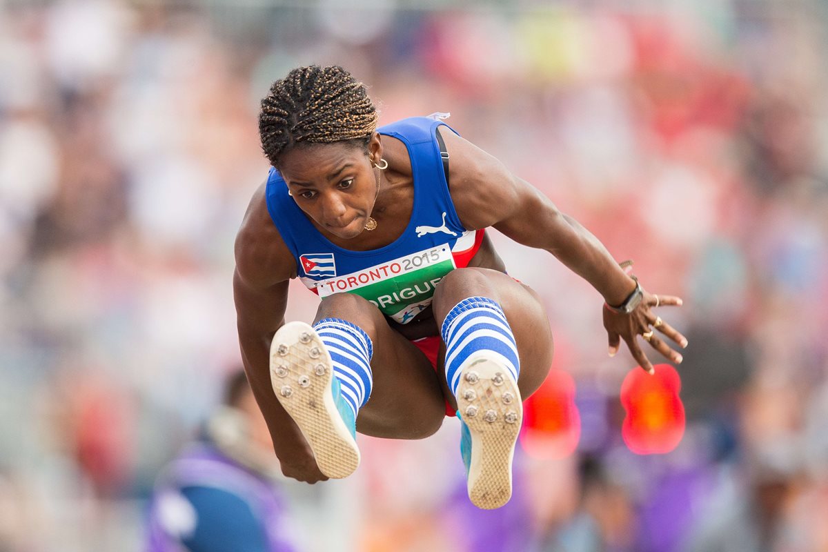 Yorgelis Rodriguez durante la prueba de salto largo en el heptatlon. (Foto Prensa Libre: AFP)