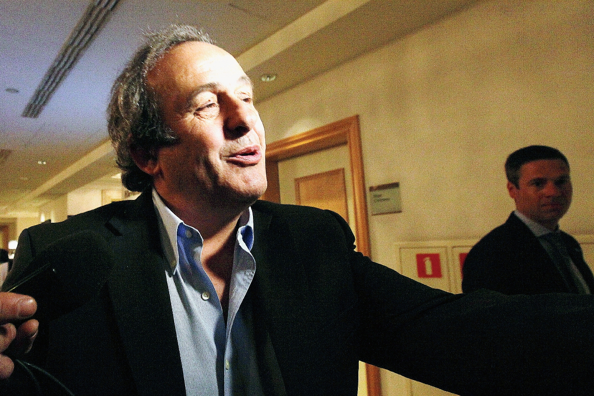 Michel Platini presidente de la UEFA se encuentra en Varsovia previo a la final de la Europa League. (Foto Prensa Libre: AP)