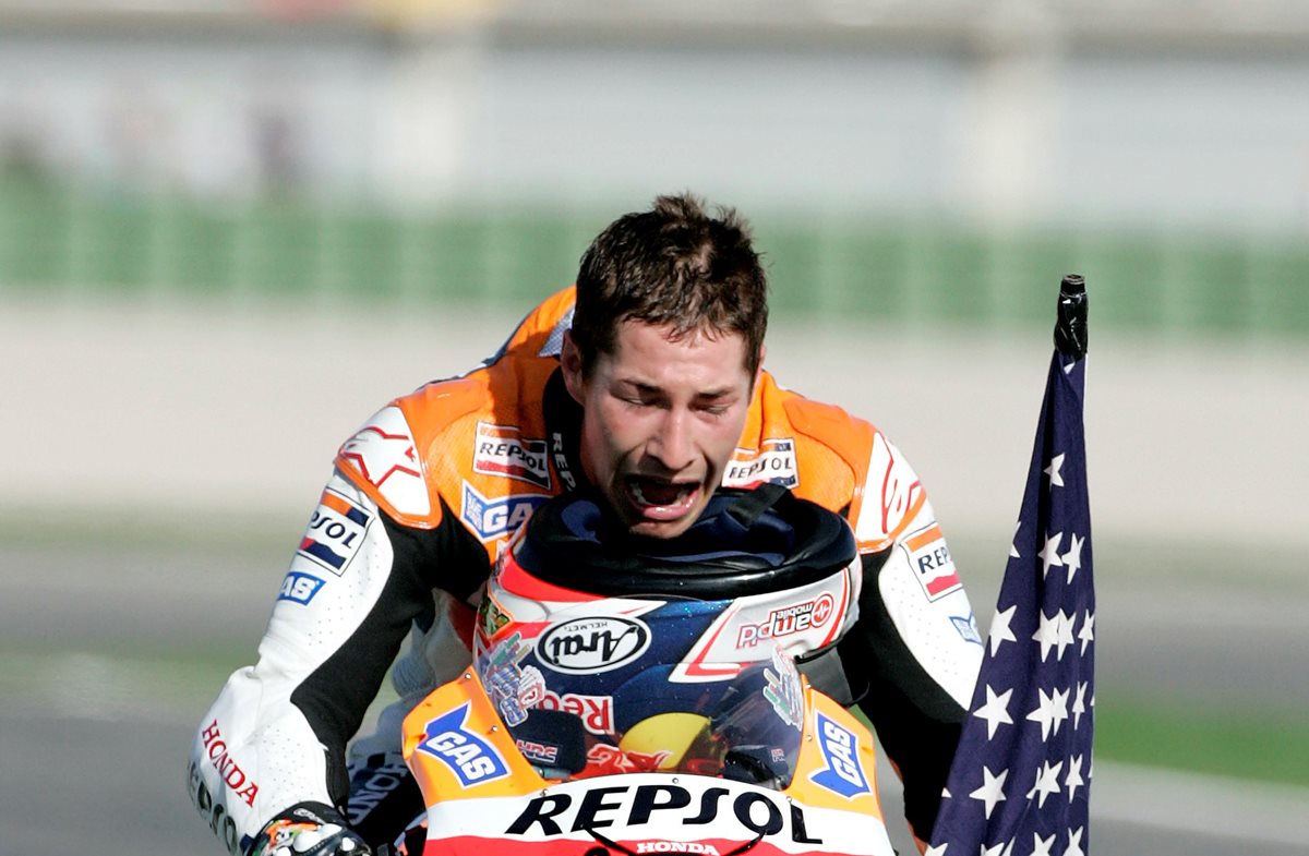 El piloto estadounidense Nicky Hayden, campeón del mundo de MotoGP en 2006, resultó herido de gravedad al ser golpeado con un auto cuando circulaba en bicicleta. (Foto Prensa Libre: AFP)