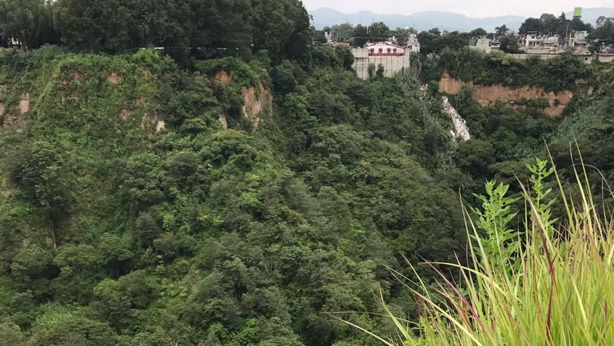 En varios sectores de la zona 5 de Mixco el barranco sirve de  basurero. (Foto Prensa Libre: Cortesía Asociación de Vecinos de Bosques de San Nicolás)