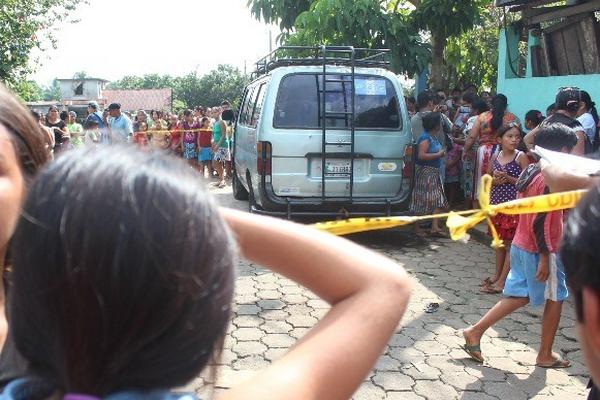 Curiosos observan el microbús en el que murió baleada María Monzón, en Mazatenango. (Foto Prensa Libre: Danilo López)