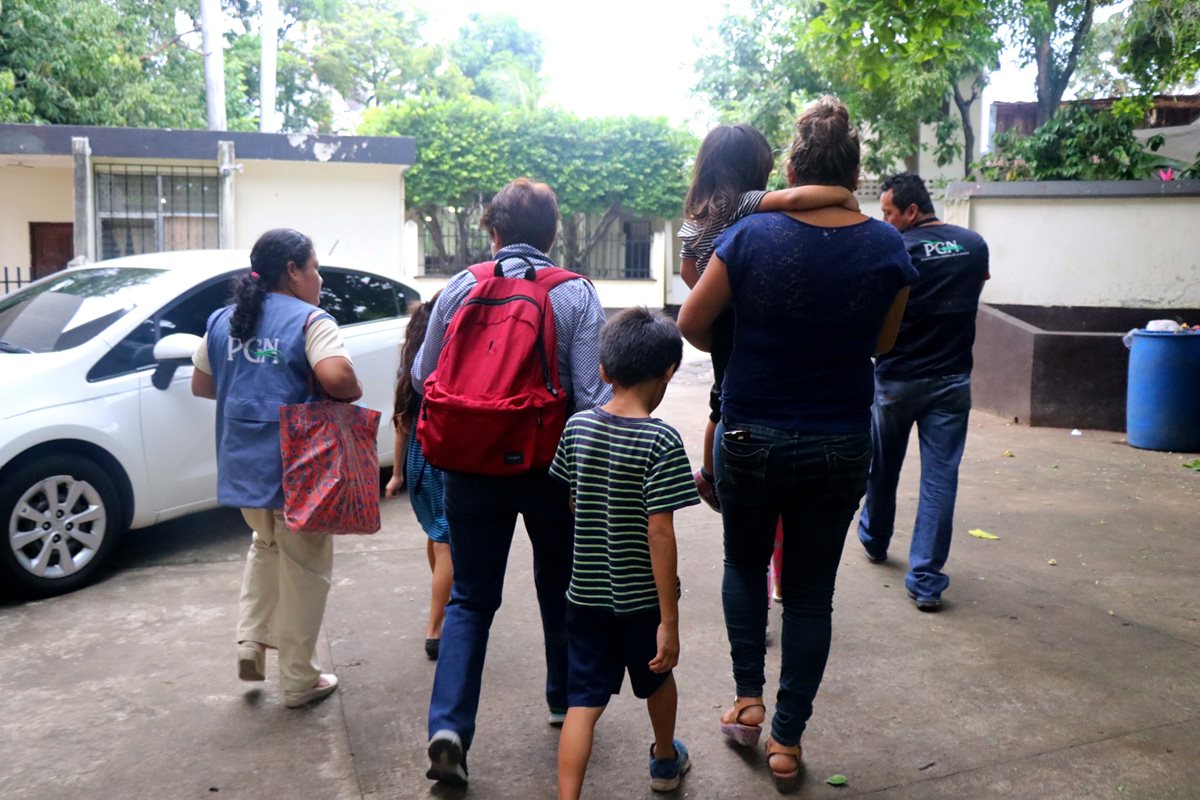 Los hermanos son llevados al juzgado de paz para posteriormente llevarlos a una casa hogar. Foto Prensa Libre: Rolando Miranda.