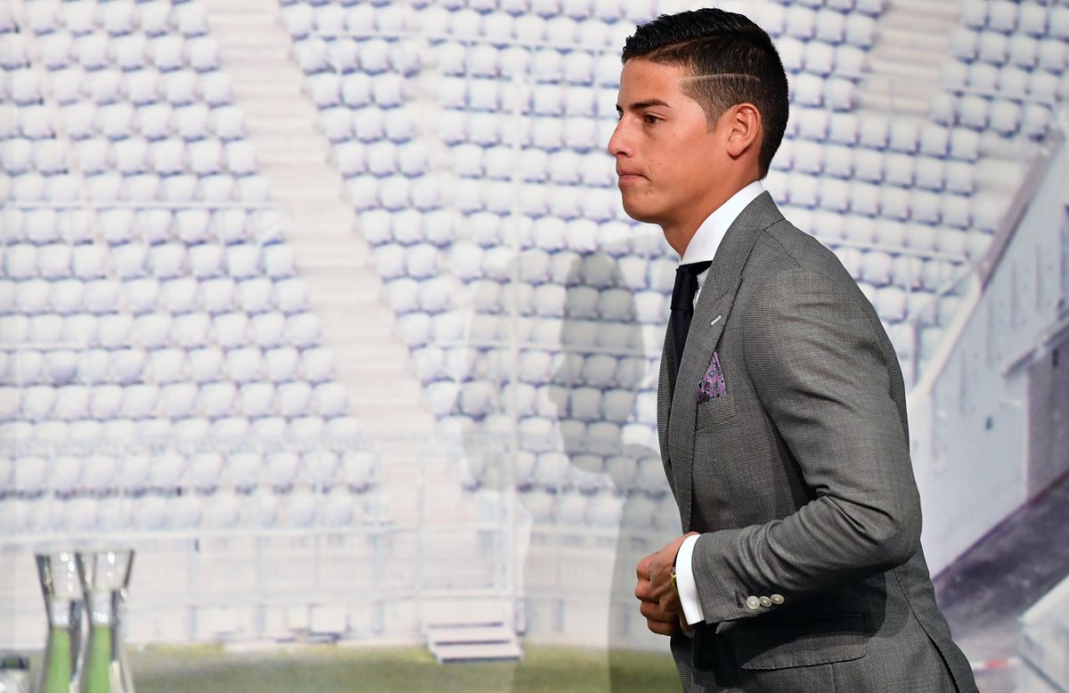 El centrocampista colombiano James Rodríguez asiste a una rueda de prensa durante su presentación como nuevo futbolista del Bayern de Munich. (Foto Prensa Libre: EFE)