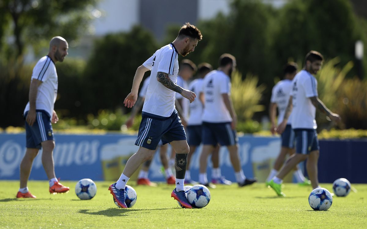 Argentina tiene un duro compromiso contra la roja chilena. (Foto Prensa Libre: AFP)