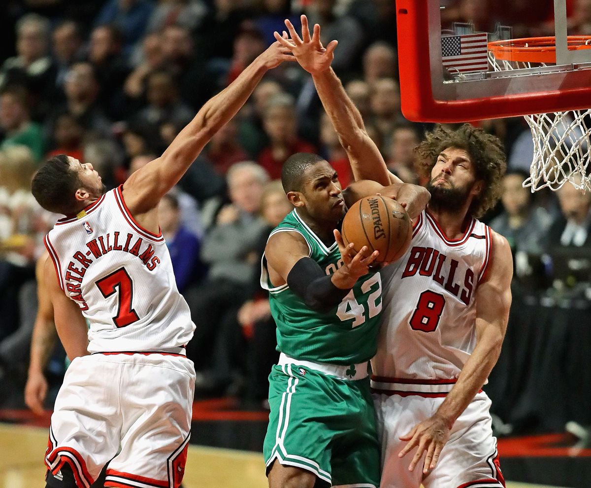 Horford -centro. fue la figura de los Celtics. (Foto Prensa Libre: AFP)