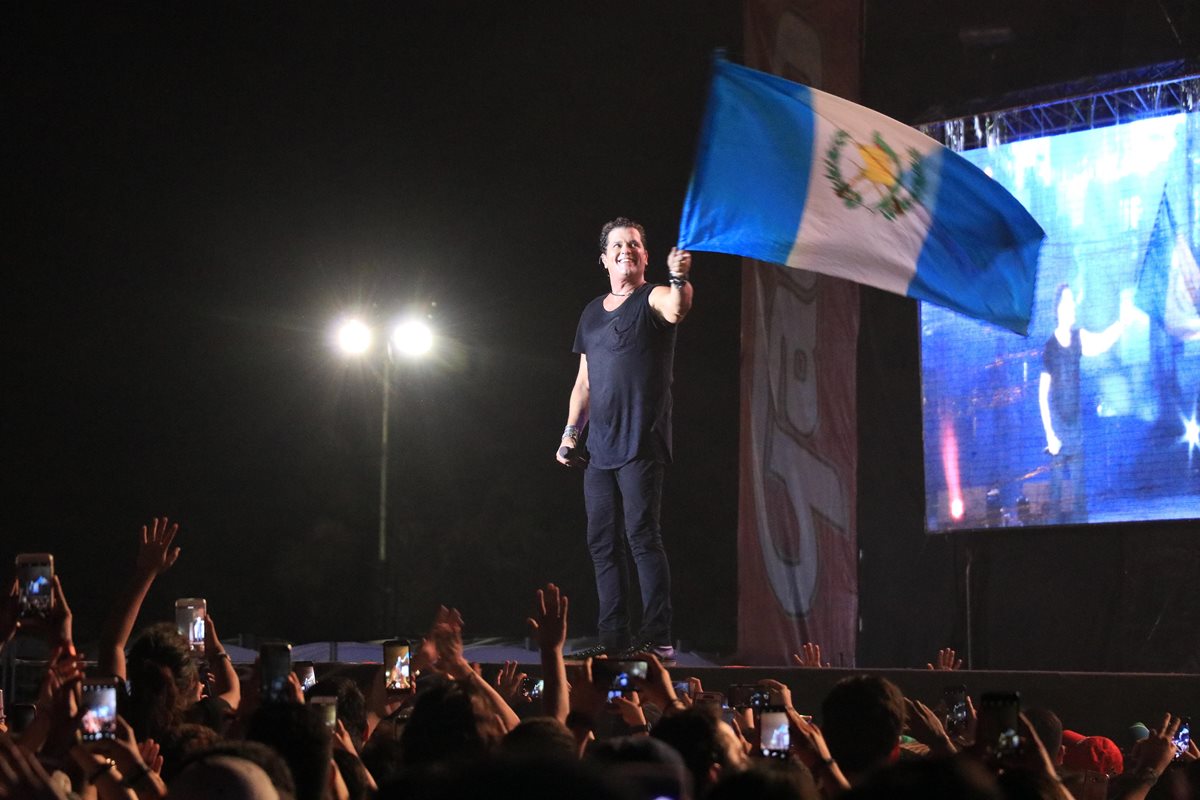 Carlos Vives agradeció el apoyo local y mostró una bandera de Guatemala.