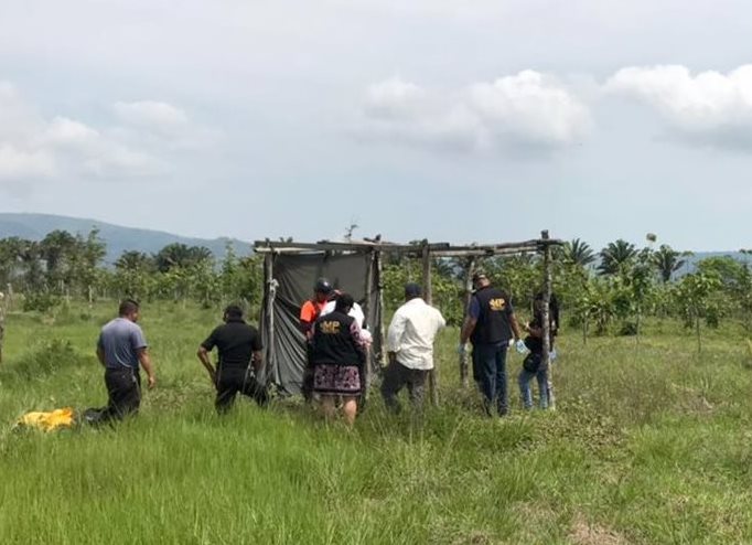 El cadáver desmembrado del anciano se localizó en el caserío La Pinera, en Santa Bárbara, Morales, Izabal. (Foto Prensa Libre: Dony Stewart)