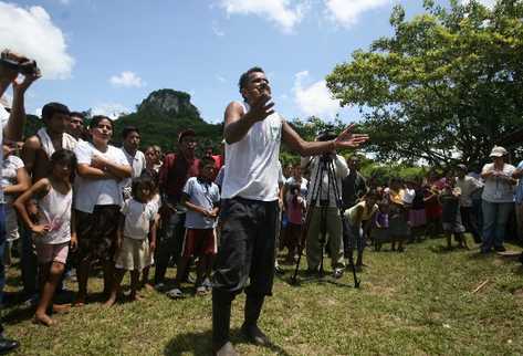 El comunitario Douglas Escobar reclama a las autoridades guatemaltecas por la forma como los desalojaron y pide que se respeten sus derechos.