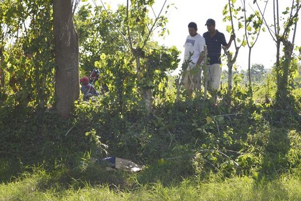 Un joven de 14 años fue localizado muerto en Nueva Concepción, Escuintla. (Foto Prensa Libre: Felipe Guzmán)