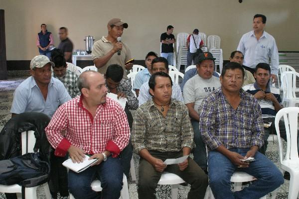 Líderes  de Chisec plantean problemas en reunión.