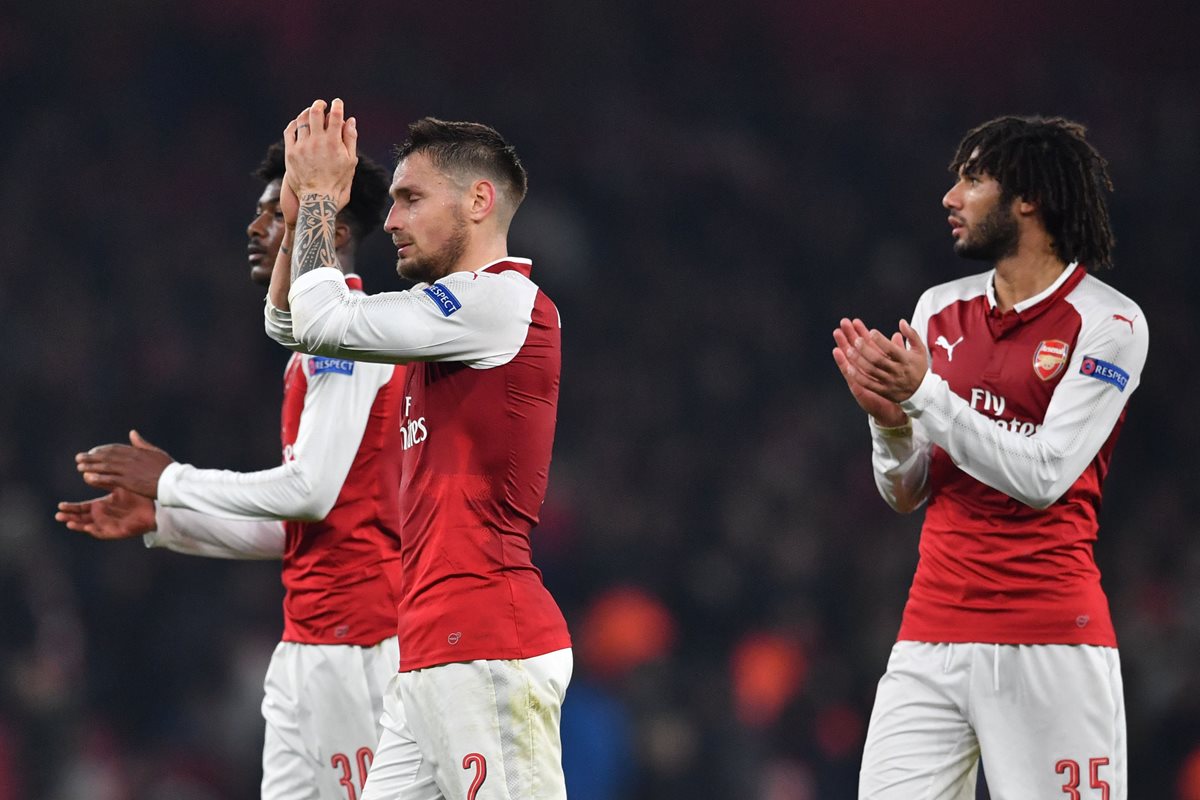 Mathieu Debuchy y Mohamed Elneny aplauden luego del partido frente a la Estrella Roja de Belgrado. (Foto Prensa Libre: AFP)