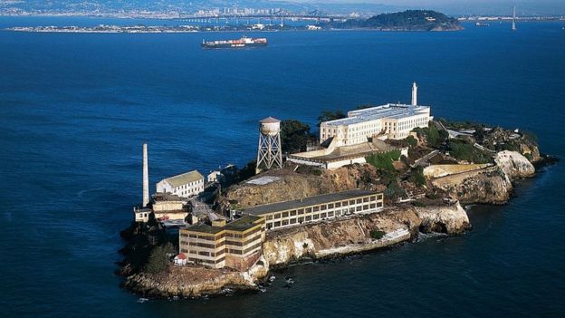 Tucker logró salir de la famosa prisión de Alcatraz al fingir un dolor en los riñones. GETTY IMAGES