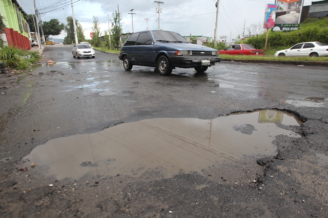 Carreteras en mal estado en el bulevar principal de Villa Hermosa, San Miguel Petapa. (Foto Prensa Libre: Érick Ávila)