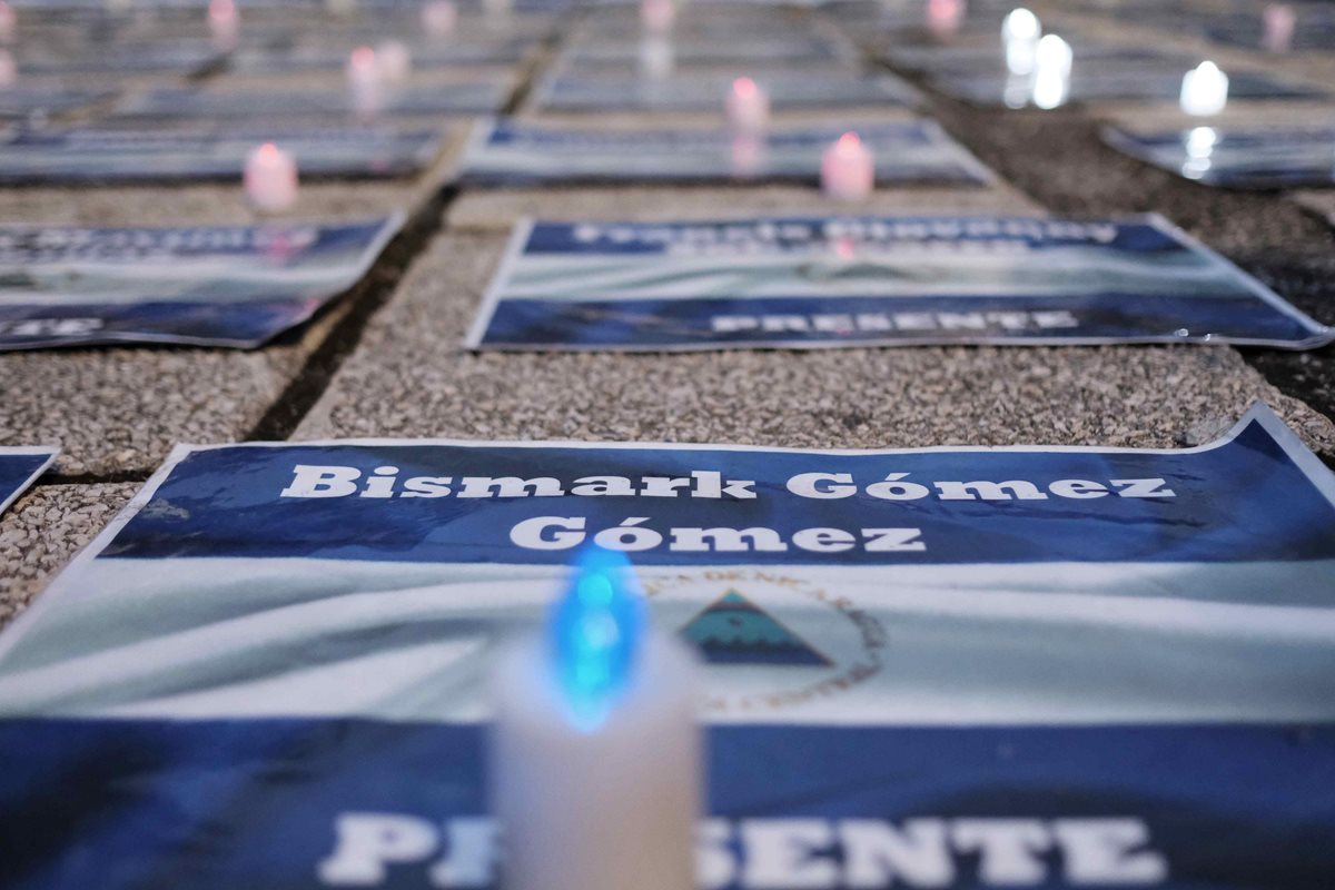 Imagen de varias banderas con nombres de fallecidos durante las protestas en Nicaragua durante una vigilia organizada por la comunidad nicaragüense en Costa Rica. (Foto Prensa Libre: EFE)