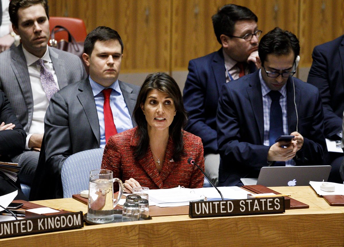 Nikki Haley, la Embajadora de EE. UU. en la ONU, presiona en el Consejo de Seguridad los proyectos de resolución relacionados con ataque químico en Siria. (Foto Prensa Libre: EFE)