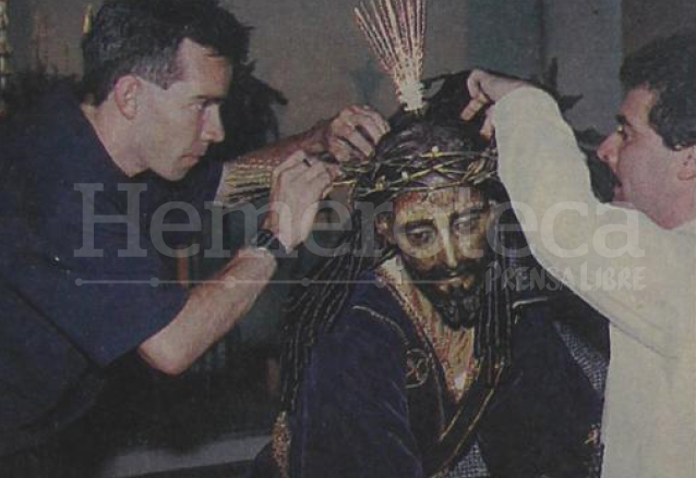 El 26 de septiembre de 1997 una publicación informaba sobre la velación del CXIII aniversario de traslación de Jesús de las Tres Potencias, la fotografía captó la unción y cambio de vestiduras de la imagen. (Foto: Hemeroteca PL)