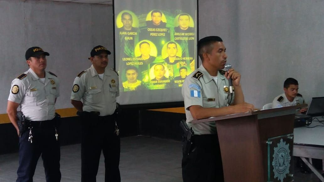 Jefes policiales durante el homenaje brindado a los policías asesinados, que se llevó a cabo en la Comisaría 41. (Foto Prensa Libre: Fred Rivera)