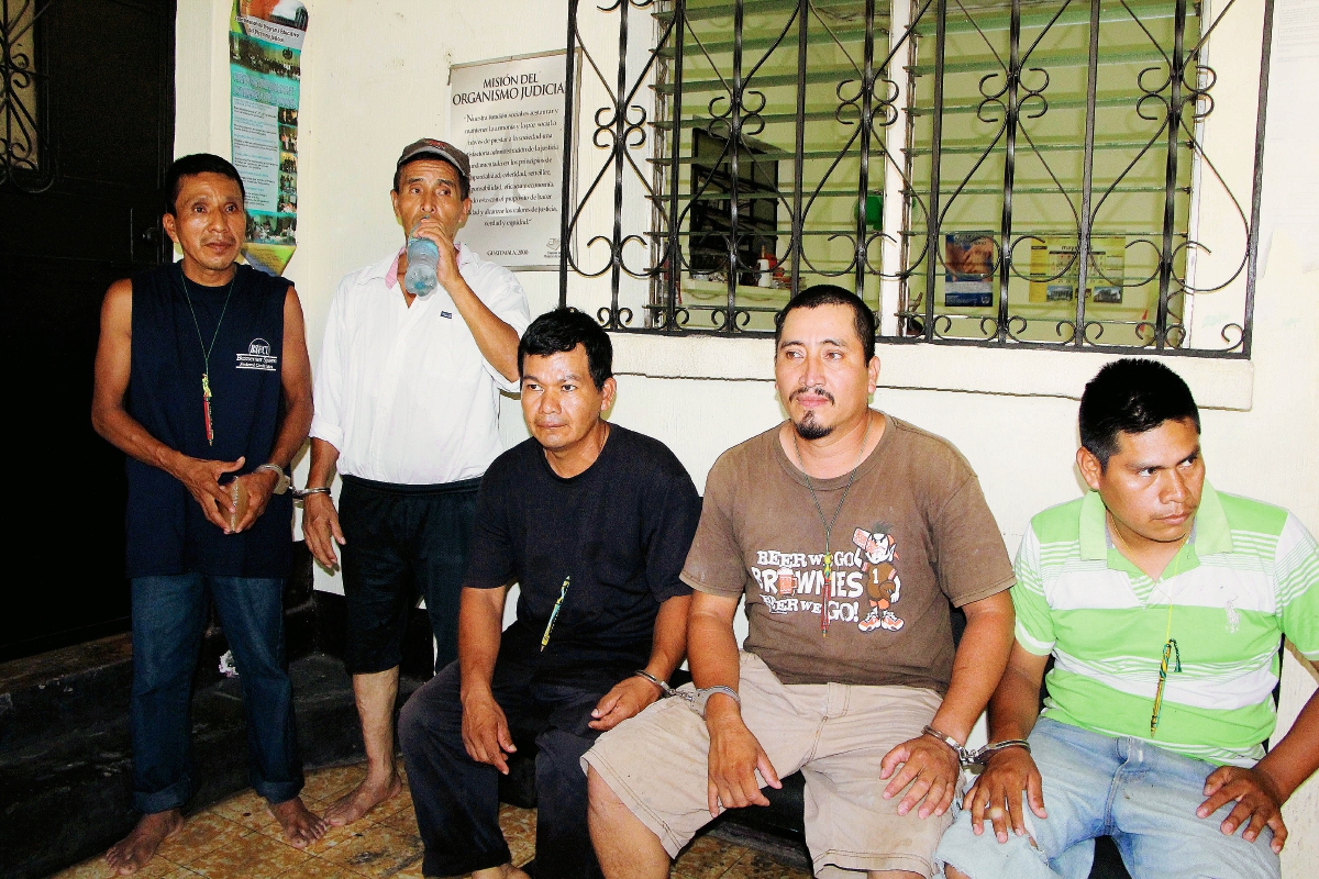 Cinco hombres  fueron capturados en San Sebastián, Retalhuleu, señalados del delito de homicidio. (Foto Prensa Libre: Rolando Miranda)