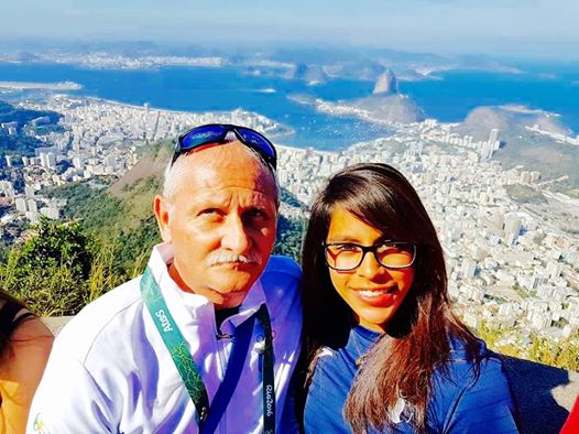 La gimnasta Sofía Gómez y su entrenador Adrián Boboc se autorretratan en el Cerro del Corcovado, en Río de Janeiro, Brasil (Foto Prensa Libre: tomada del Facebook de Sofía Gómez)