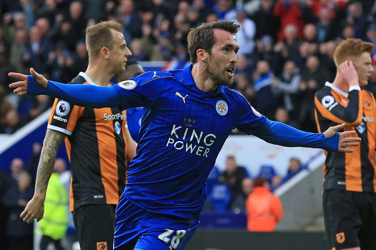 Christian Fuchs celebra el gol que consiguió con el Leicester City, en el partido contra el Hull City, en el King Power Stadium (Foto Prensa Libre: AFP)