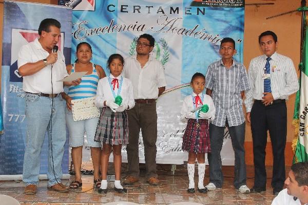 Niñas de San Gabriel reciben premios.